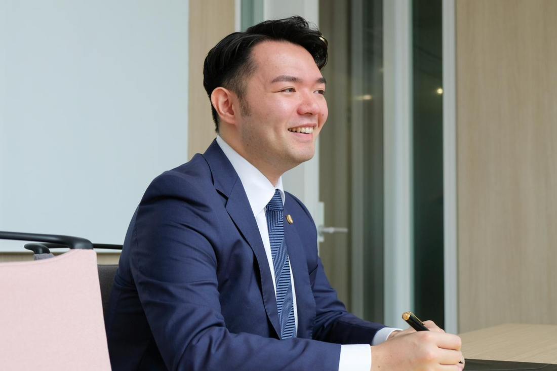 相談に耳を傾ける弁護士